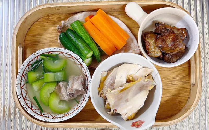 Bữa ăn với đầy đủ dinh dưỡng từ gà luộc, canh bí xanh nấu sườn và sườn nướng.
