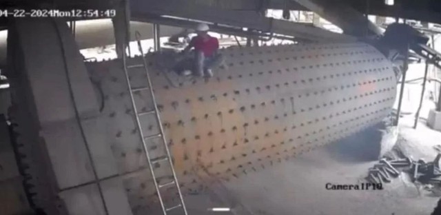 Máy nghiền xi măng bất ngờ quay gây tai nạn lao động đặc biệt nghiêm trọng. Ảnh cắt từ clip.