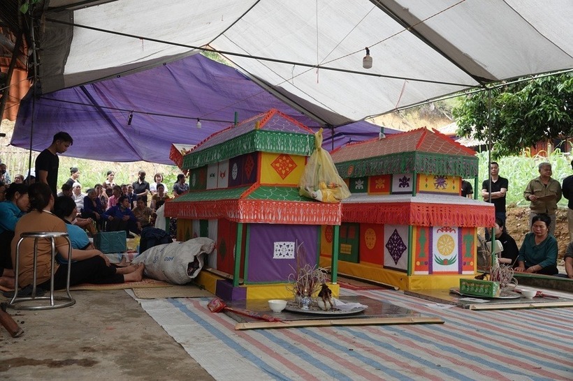 Quan tài đặt trước sân nhà của hai anh em xấu số. Ảnh: Phụ Nữ Việt Nam