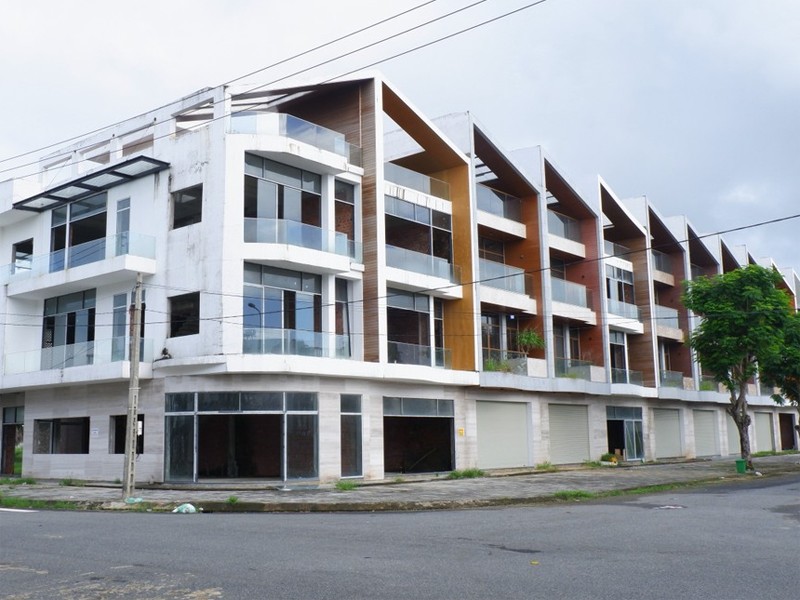 Cũng tại Đà Nẵng, một loạt block shophouse nằm ở chân cầu Thuận Phước thuộc phường Nại Hiên Đông, quận Sơn Trà bỏ hoang nhiều năm nay, xung quanh cỏ mọc um tùm.
