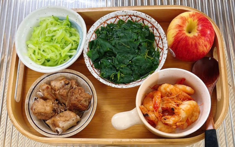 Ngoài bổ sung đầy đủ đạm, dường như bữa nào cơm cữ của chị Nghĩa cũng có 2 món rau: Susu sợi xào, rau ngót Nhật, sườn hầm, tôm rim.
