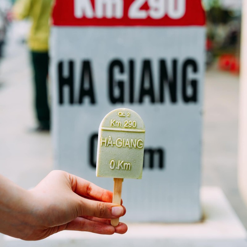 Theo chủ quán, khuôn làm kem in biểu tượng cột mốc và hộp bao bì vỏ kem cũng được đặt riêng, đảm bảo món ăn có sự độc đáo từ cả hình thức lẫn chất lượng. (Ảnh: Tô Đi Đâu)
