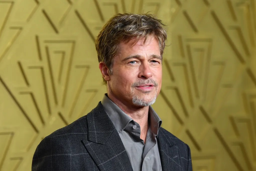 Phía Brad Pitt khẳng định Angelina mới là kẻ “hút máu”.