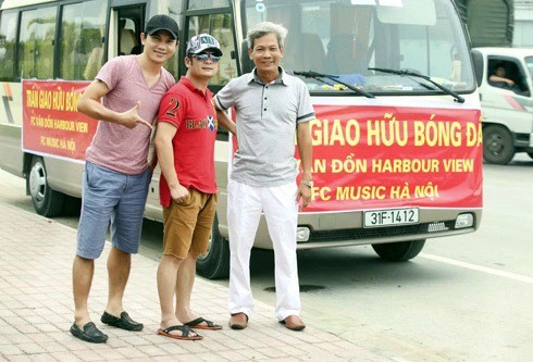 NSƯT Bằng Thái ngoài cùng bên phải chụp hình cùng em trai Bằng Kiều.