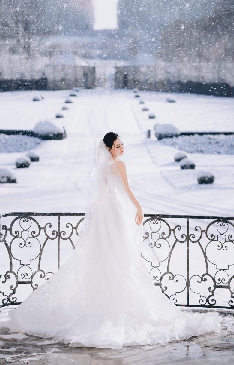 Midu xinh đẹp và lộng lẫy với những chiếc váy cưới được làm riêng từ nhà thiết kế hàng đầu Vbiz.