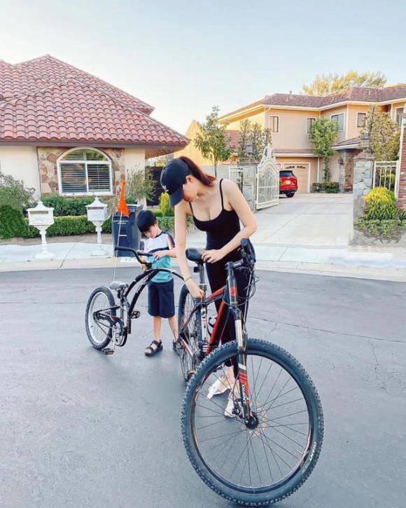 Cô tham gia đạp xe cùng các con.