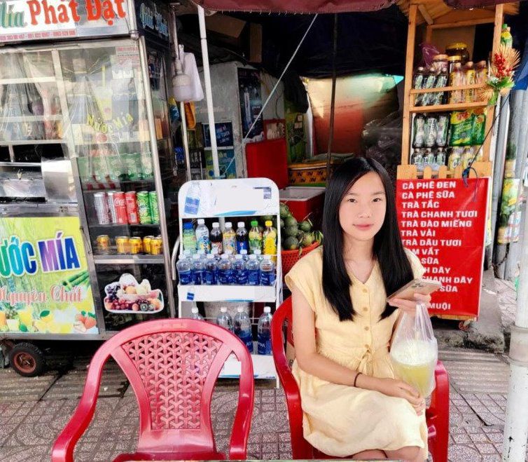 Con gái Đào Lan Phương trong chuyến về thăm quê hương Việt Nam.