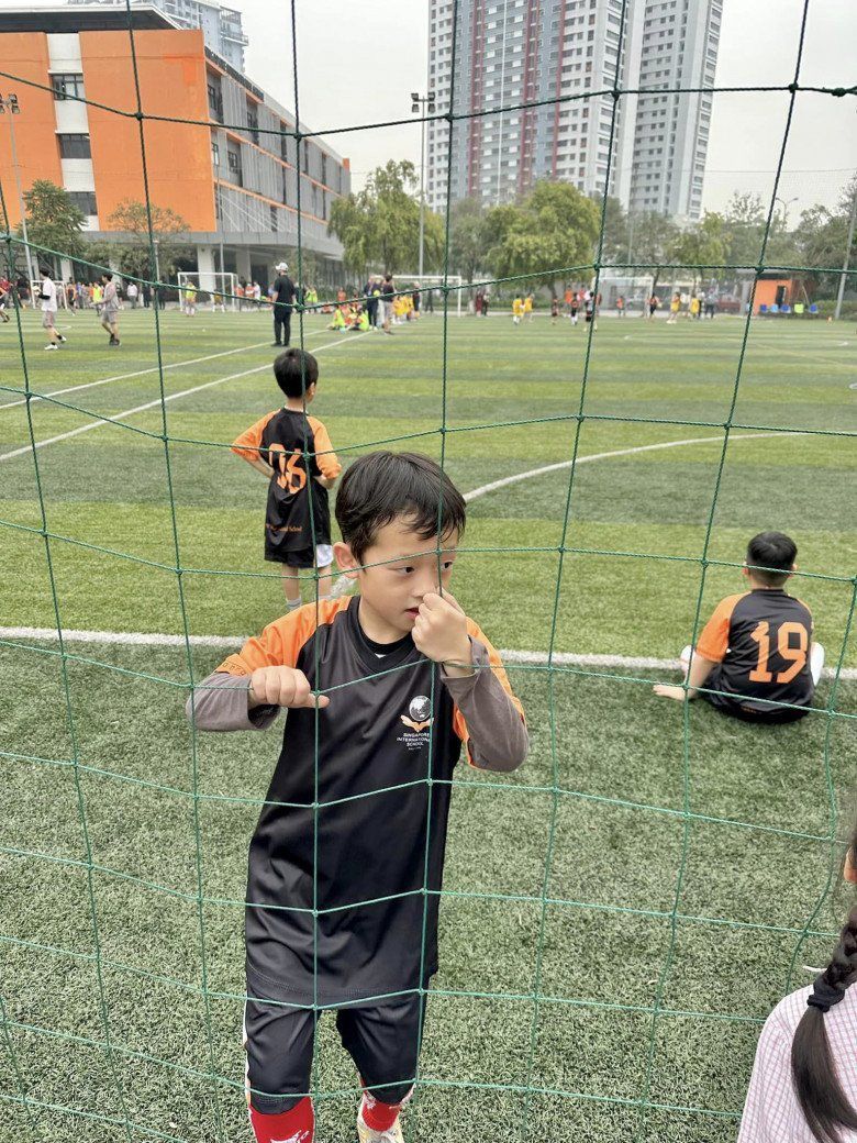 Lớn dần, con trai Ly Kute đam mê đá bóng.