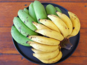 Sức khỏe - Ăn chuối xanh hay chuối chín tốt hơn? Chuyên gia chỉ ra phần quả chuối ai cũng vứt đi hóa ra chứa nhiều dưỡng chất