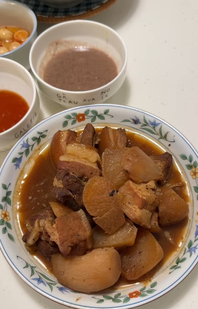 Bên cạnh đó, mâm cơm nhà Kiên Hoàng - Heo Mi Nhon còn có thịt kho, đậu rán. Không thể thiếu cà muối, rau sống... 