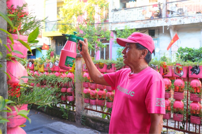 Độc lạ ông già màu hường ở Sài Gòn: Nhuộm hồng từ trong nhà ra ngoài phố, khẳng định “hồng nam tính” - 1