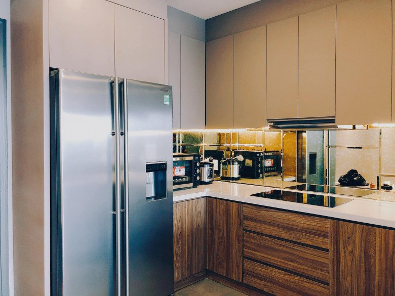 Phòng khách và bếp liên thông. Tủ bếp, tủ lạnh và các thiết bị nhà bếp khác cũng được Midu lựa chọn một cách kỹ càng.