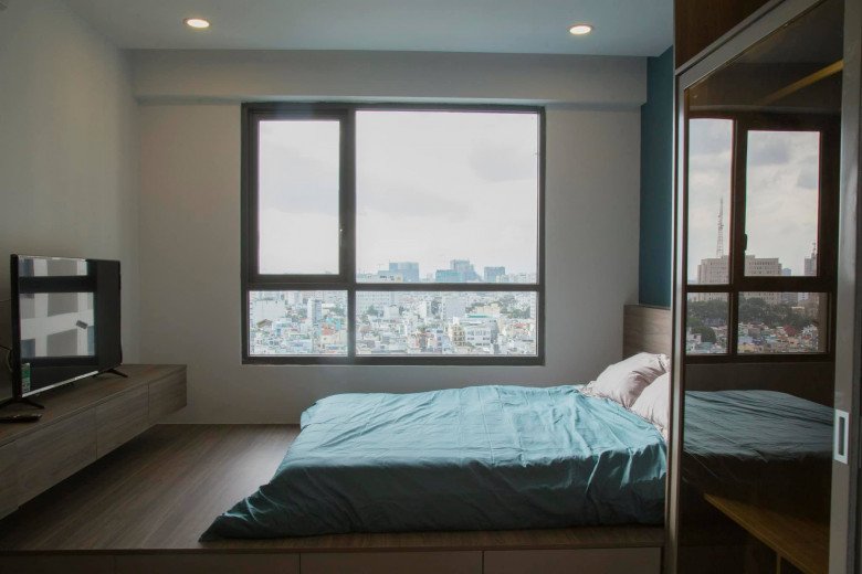 Phòng ngủ cũng không bày biện quá nhiều, có cửa sổ lớn đón ánh sáng và có thể ngắm phong cách thành phố bên dưới.