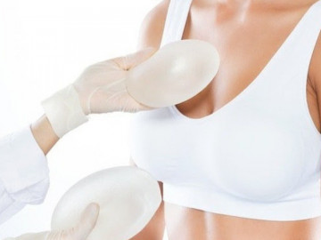 Vỡ túi độn ngực làm đẹp