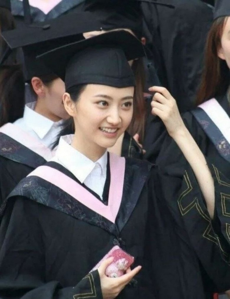 Hình ảnh Cảnh Điềm trong ngày tốt nghiệp nổi bật và thu hút mọi ánh nhìn. 