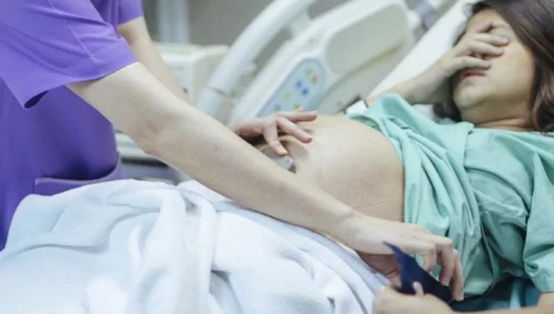 Trong lúc tôi đang đau đẻ, mẹ chồng ghé tai nói về khoản tiền thai sản. (Ảnh minh họa)