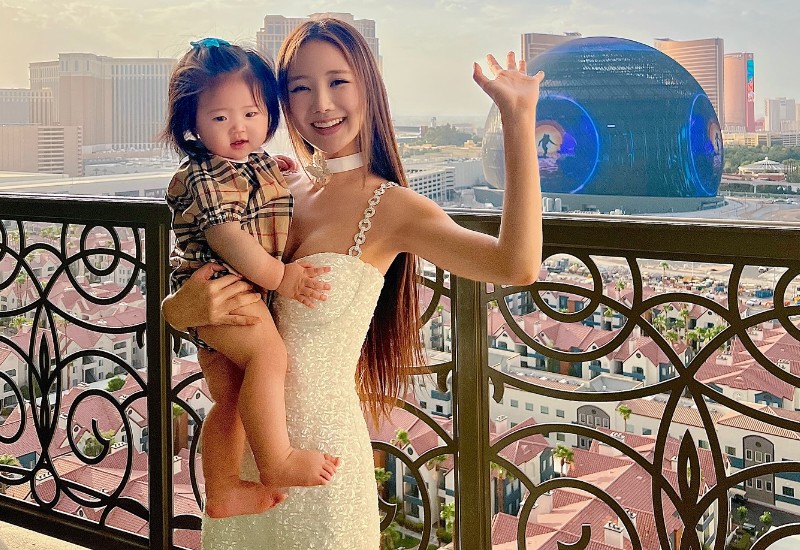 Trong đó phải nhắc tới nữ ca sĩ nổi tiếng xứ Hàn - Kim Na Yoon bên cạnh cô con gái gần 2 tuổi của mình.
