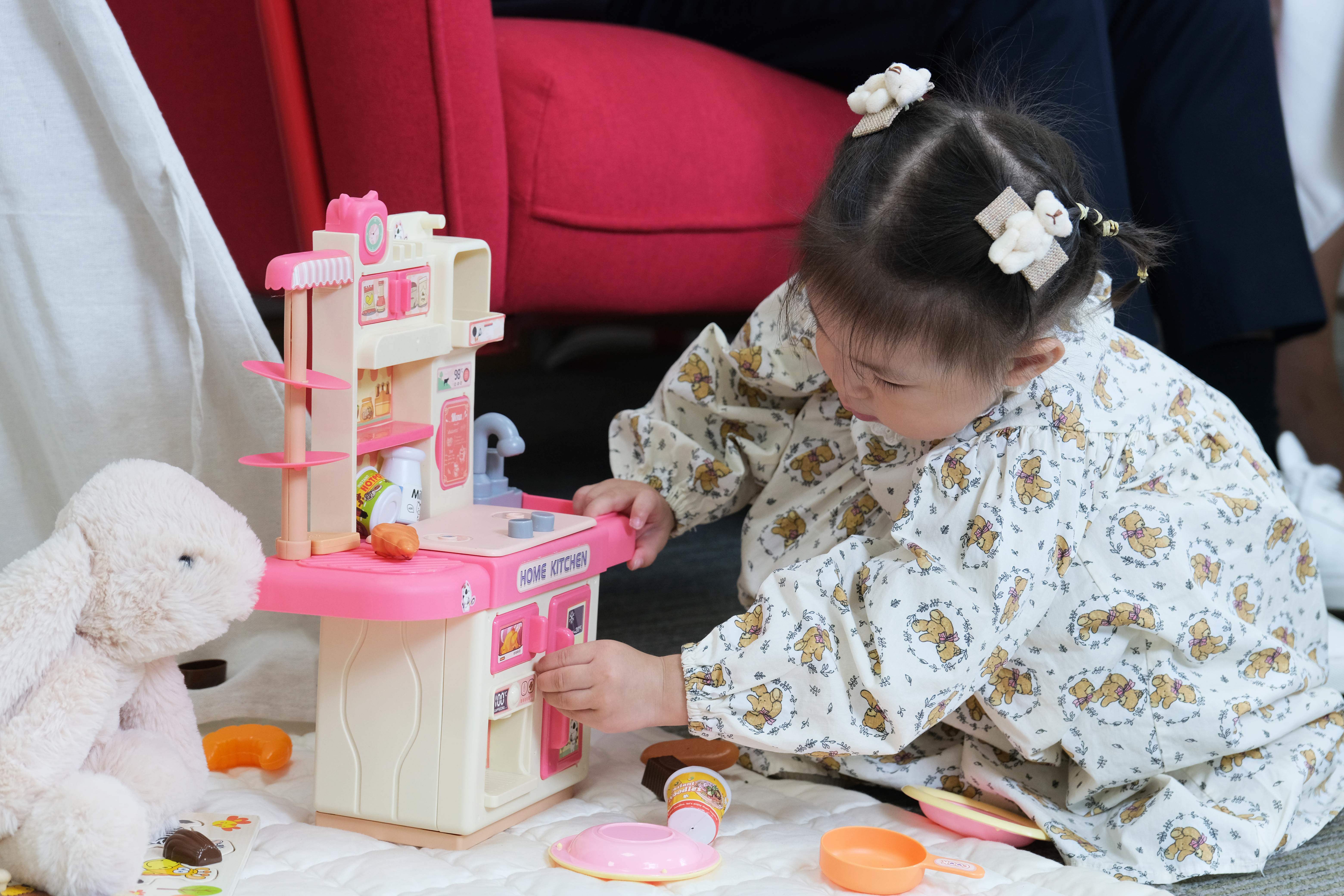 Bé Pam năm nay 2 tuổi, vẻ ngoài đáng yêu đốn tim người xem.