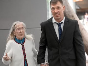 Cặp đôi đũa lệch đến khó tin: Chàng luật sư yêu cụ bà 104 tuổi, ngày ngày chăm sóc cho bạn gái