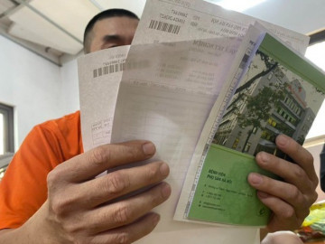 Tình hình mới nhất của bé gái 12 tuổi sinh con: Bám bố không rời, ngơ ngẩn như mất mát một điều gì đó