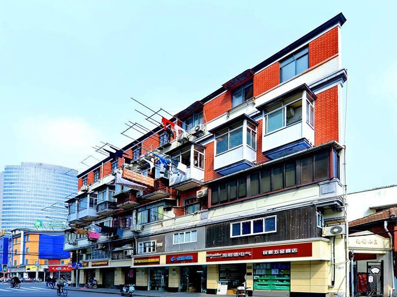 Tòa nhà này nằm trên đường Ninh Ba (Thương Hải, Trung Quốc). Nhìn từ mặt trước, nó cũng như những tòa nhà khác. Những người sinh sống phía trên cơi nới thêm các thanh sắt ra phía trước để tận dụng khoảng không gian làm nơi phơi quần áo, chăn màn.
