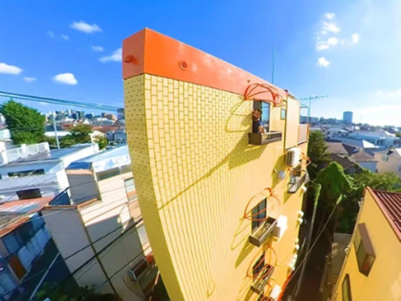 Căn nhà siêu mỏng kỳ quái nằm ở Tokyo, Nhật Bản, gây chú ý ngay từ xa nhờ màu gạch ốp vàng sáng bên ngoài. Nó có dạng hình thang, và nơi mỏng nhất chỉ rộng bằng đúng vai một người.
