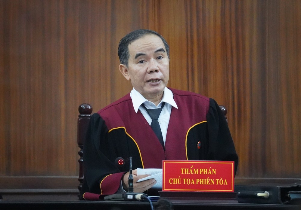 HĐXX tuyên án đối với ba cha con ông Trần Quí Thanh. Ảnh: THUẬN VĂN