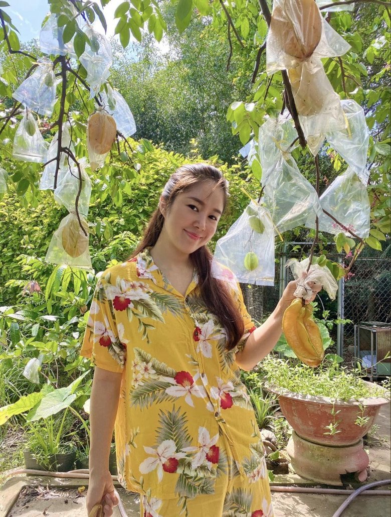 Cô thăm vườn nhà cùng bộ đồ hoạ tiết hoa màu vàng tươi tắn.