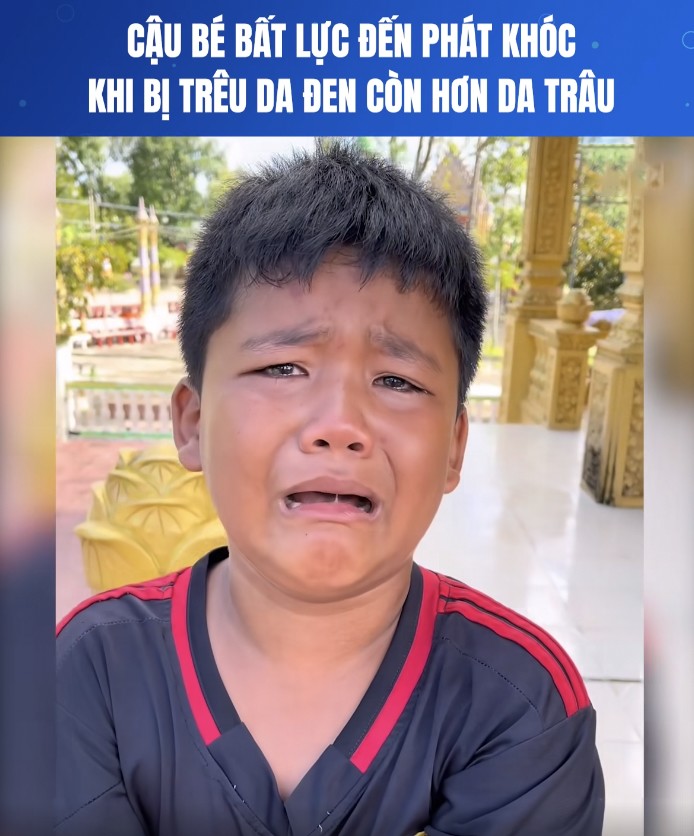 Cậu bé bị trêu chọc ngoại hình đến bật khóc (Nguồn: Sinh Viên TV).