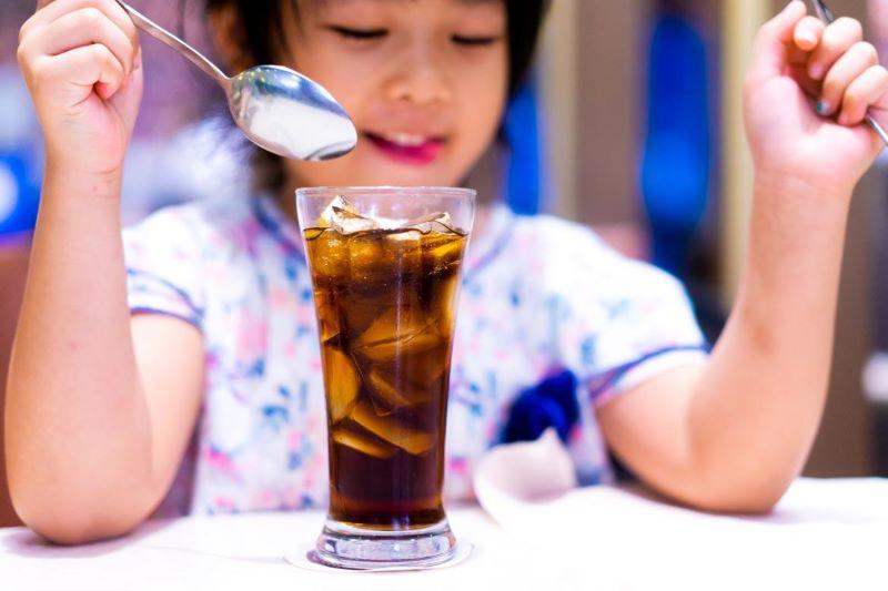 Nước ngọt chứa hàm lượng đường lớn (fructose hấp thu nhanh), khi ăn vào cơ thể lập tức sẽ tạo ra mỡ dự trữ trong và có thể tác động lên não, cơ quan sinh dục gây dậy thì sớm ở trẻ. 
