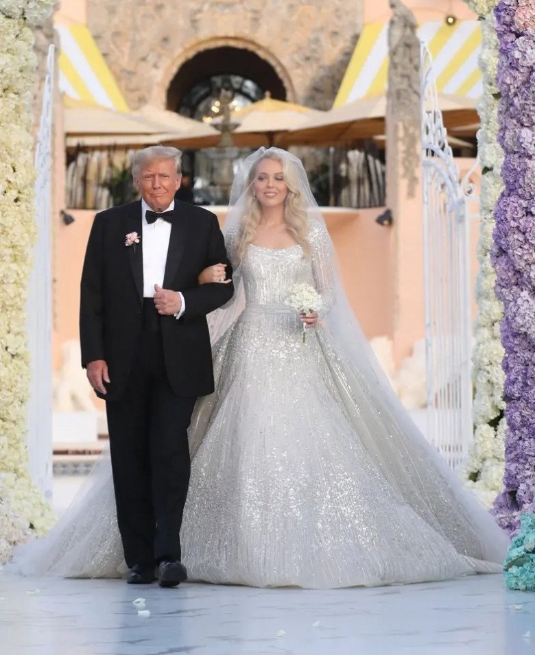 Con gái cựu tổng thống Mỹ Donald Trum - Tiffany Trump đã diện váy cưới đính cườm dài tay của Elie Saab ở hôn lễ.