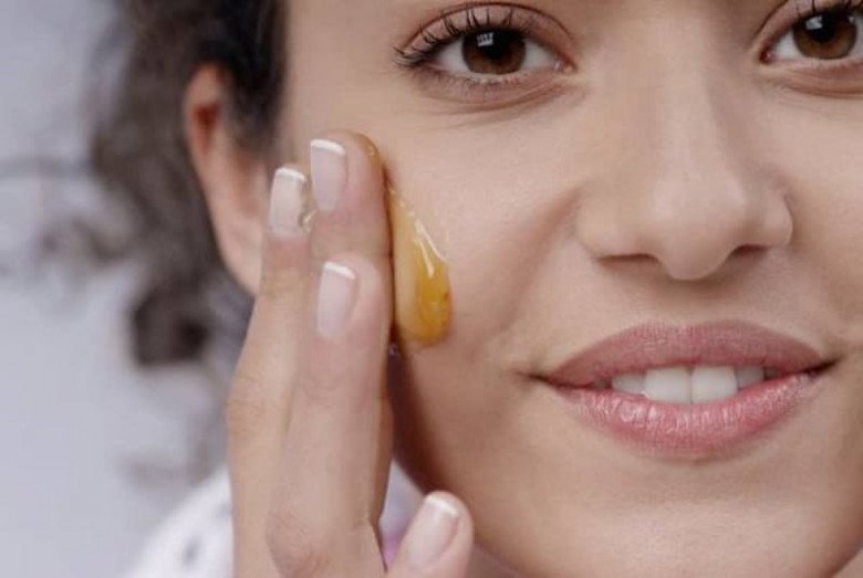 Thoa vitamin E lên mặt có thể khiến da bóng dầu hơn. (Ảnh minh họa)