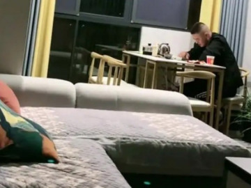 Đến nhà chồng cũ đón con, người phụ nữ choáng váng khi biết danh tính cô dâu mới