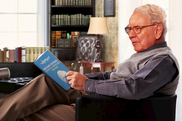 Buffet là một người ham đọc và đã đọc nhiều cuốn sách, trong đó có cuốn sách yêu thích của ông The Intelligent Investor
