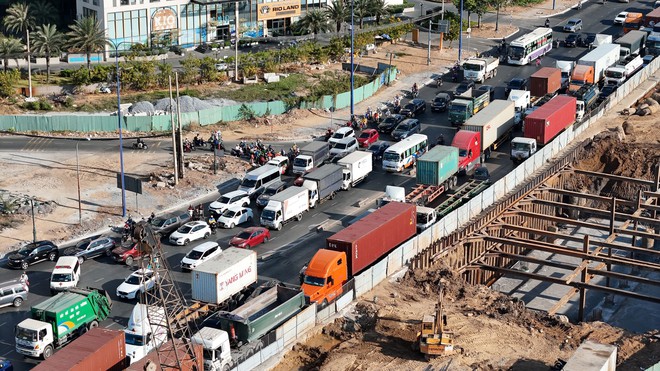 Chính thức “khởi động” cho kỳ nghỉ lễ 5 ngày: Người dân lên đường về quê, kẹt xe khắp mọi nơi - 3