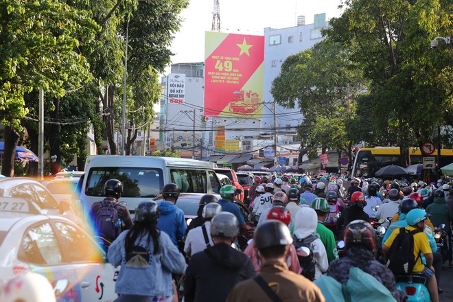 
Tương tự tại đường Xô Viết Nghệ Tĩnh hướng về bến xe Miền Đông cũng
ùn tắc kéo dài từ ngã tư Hàng Xanh đến Quốc lộ 13