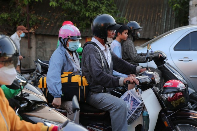 Chính thức “khởi động” cho kỳ nghỉ lễ 5 ngày: Người dân lên đường về quê, kẹt xe khắp mọi nơi - 6
