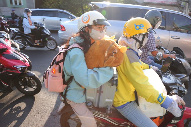 Ai
cũng lỉnh kỉnh hành lý