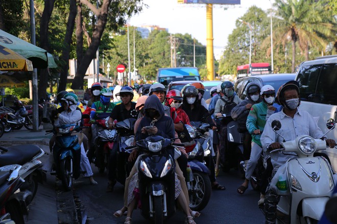 Kẹt
xe kéo dài dưới thời tiết nắng nóng khiến nhiều người dân TP.HCM
không khỏi mệt mỏi