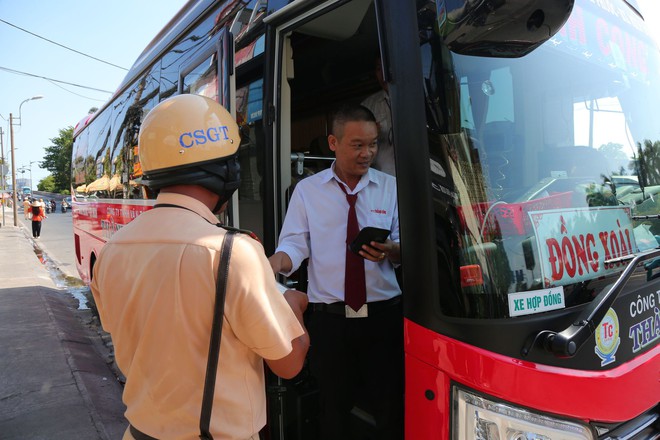 
Ngoài ra, để đảm bảo an toàn giao thông, Đội CSGT Hàng Xanh (Phòng
PC08 Công An TP.HCM) cũng đã ra quân điều tiết và kiểm tra các
phương tiện vận tải hành khách