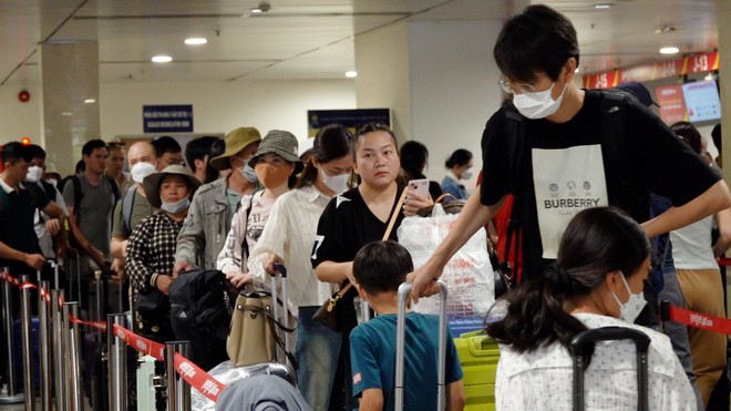 Ở
sân bay Tân Sơn Nhất cũng có khá đông người xếp hàng chờ làm thủ
tục lên máy bay