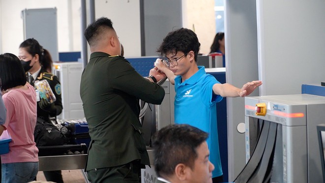 Mặc
dù lượng hành khách đông nhưng an ninh trật tự tại sân bay vẫn được
đảm bảo