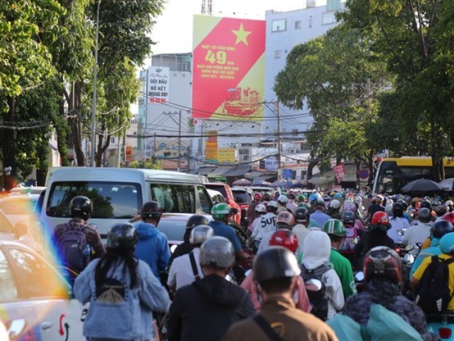 Chính thức “khởi động” cho kỳ nghỉ lễ 5 ngày: Người dân lên đường về quê, kẹt xe khắp mọi nơi