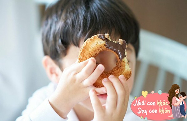 Ăn các loại thực phẩm như sô cô la, bánh ngọt, bánh rán, bánh quy... thường xuyên có thể làm tăng nồng độ axit oxalic trong máu.