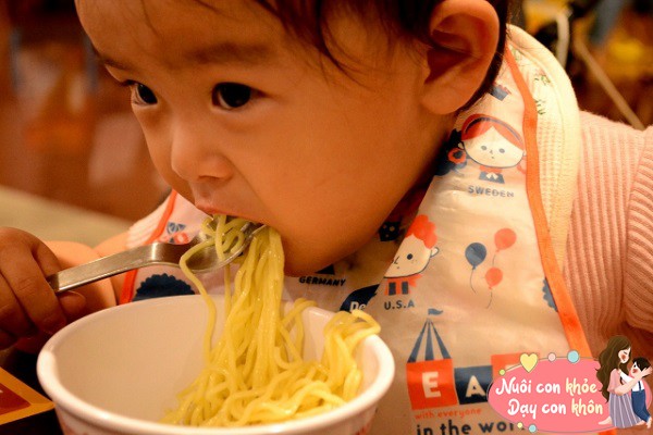 Một số món ăn nhẹ được trẻ yêu thích như soda, mì ăn liền, giăm bông, que cay thường chứa một lượng phốt pho nhất định.