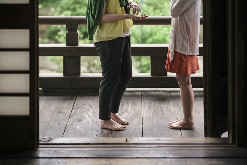 Các ô cửa trong phòng sinh hoạt chung, phòng tắm hoặc những không gian khác mà mọi người bước vào sẽ chứa rất nhiều vi trùng từ bên ngoài, nếu không được làm sạch thường xuyên.
