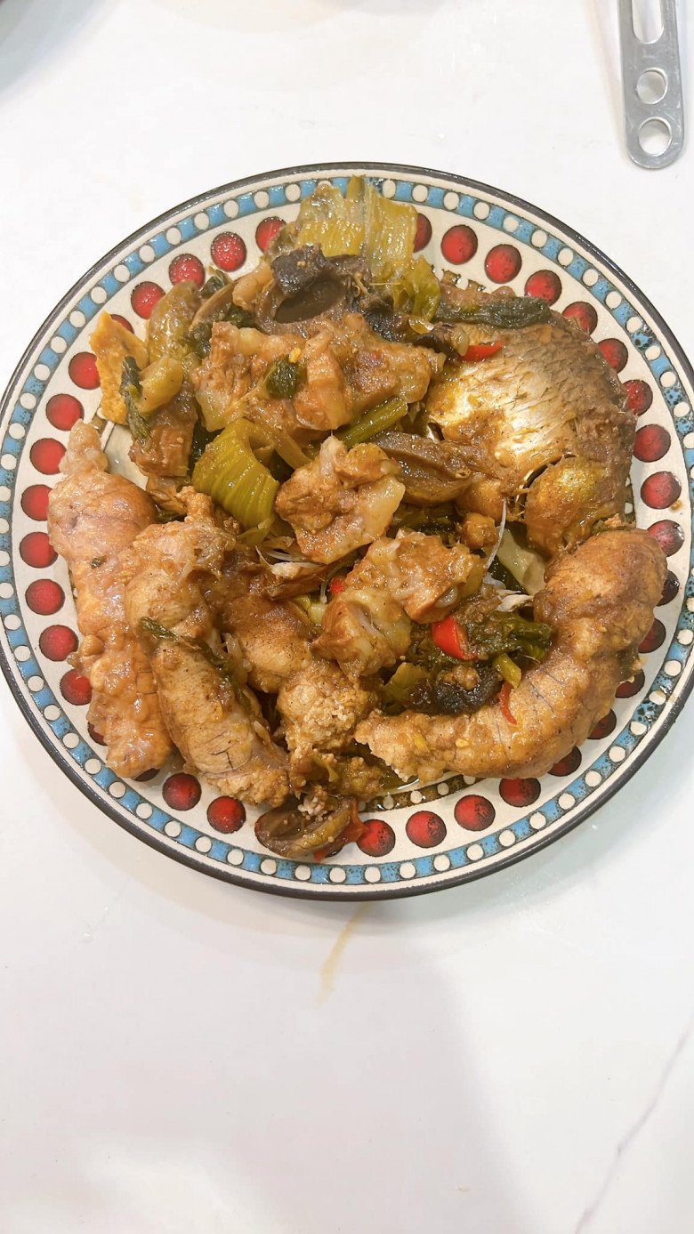 Bữa ăn chuẩn cơm mẹ nấu của Nguyễn Ngọc Anh còn có cá riếc kho tương bần đậm đà, mang hương vị đặc trưng.