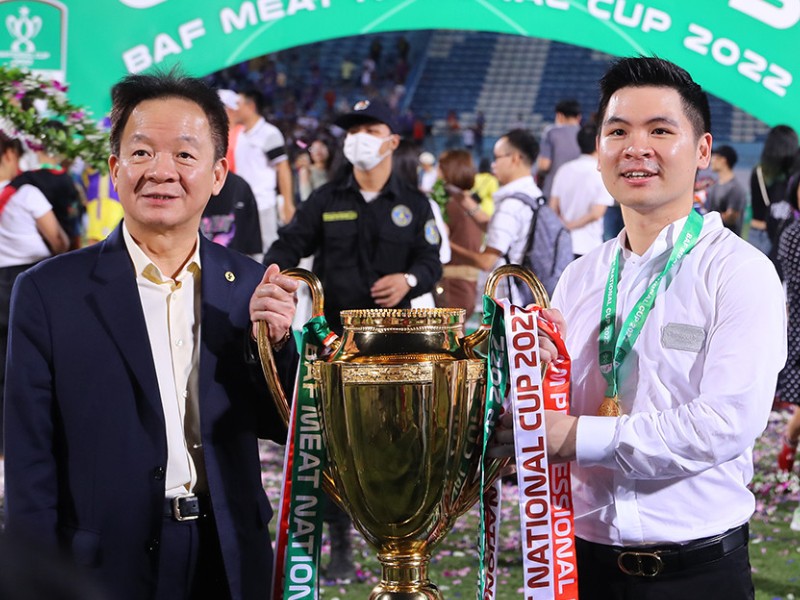 Chồng Đỗ Mỹ Linh hiện là Chủ tịch CLB bóng đá Hà Nội. Anh là chủ tịch trẻ nhất lịch sử bóng đá Việt Nam. So với anh cả Đỗ Quang Vinh, Đỗ Vinh Quang kín tiếng hơn trên mạng xã hội. 
 
