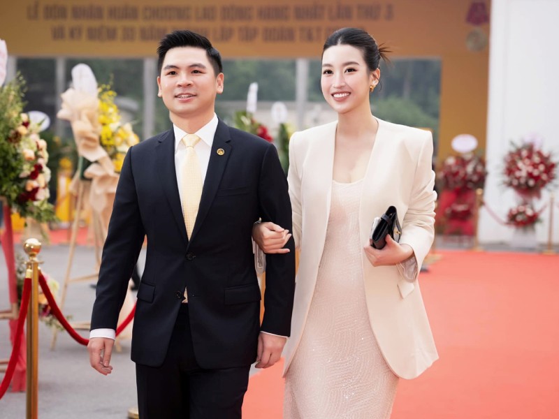 Sau khi kết hôn, Đỗ Vinh Quang thường xuyên cùng Đỗ Mỹ Linh xuất hiện tại sự kiện. Chủ tịch CLB Hà Nội được khen có ngoại hình sáng, nổi bật mỗi khi sánh đôi với vợ hoa hậu.
 
