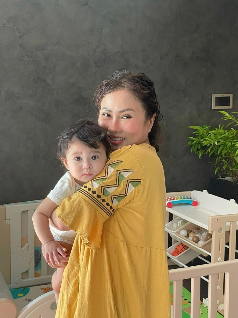 Mẹ ruột Bảo Anh khoe ảnh cháu ngoại.
